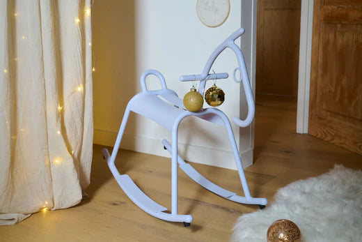 FERMOB no Natal: Como usar iluminação e mobiliário para decorar ambientes natalinos.