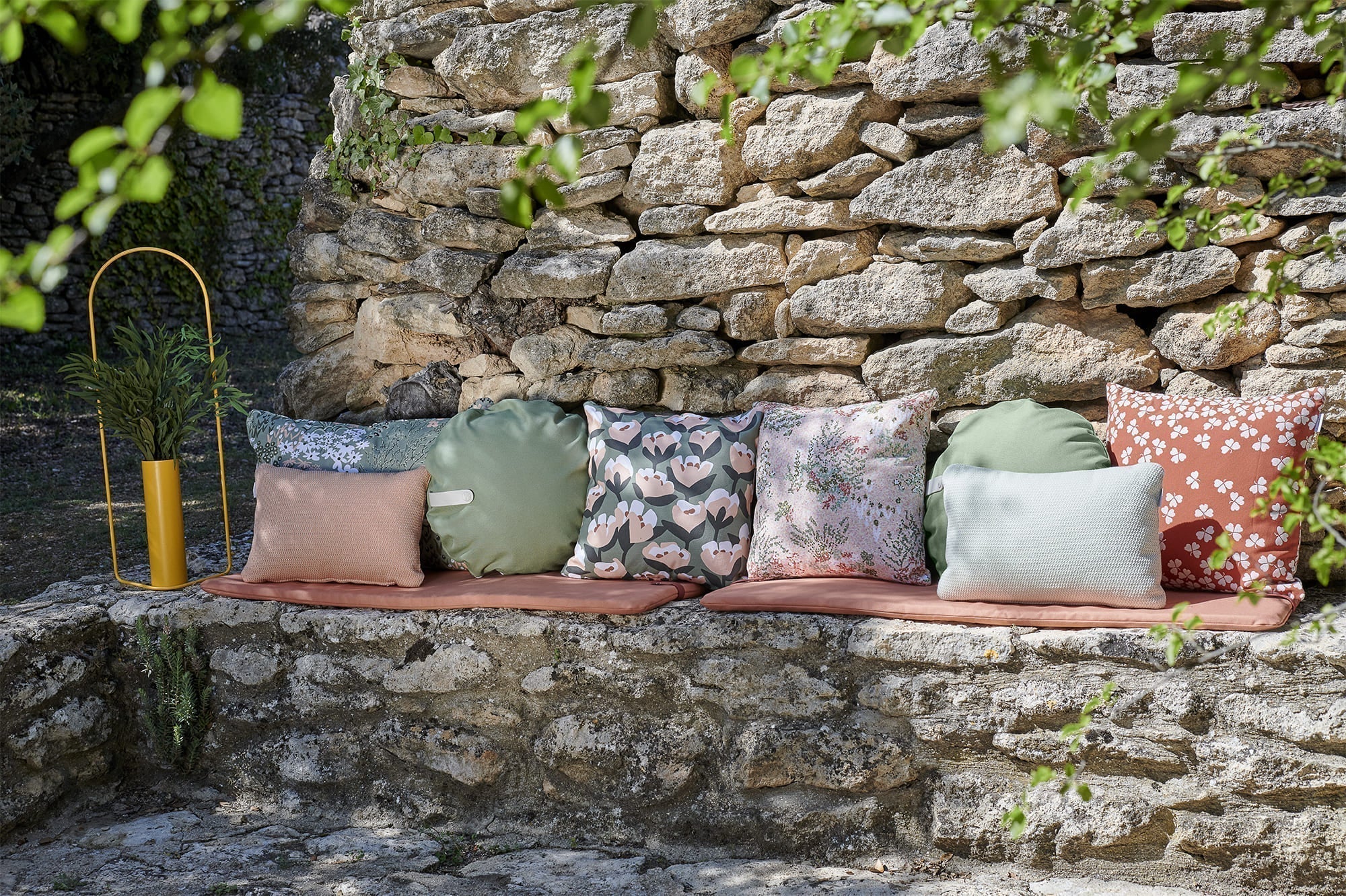 Cojines Fermob: Diseño, Comodidad y Color para tus Espacios al Aire Libre