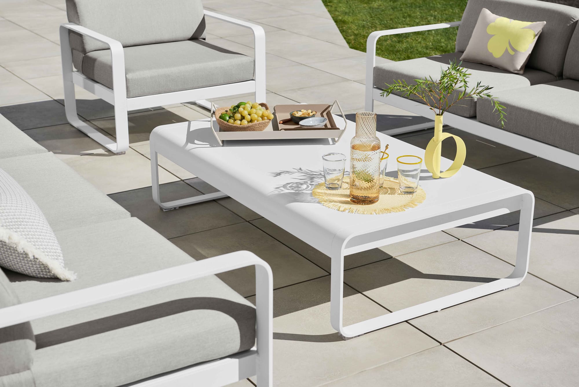 Accesorios de FERMOB para el comedor veraniego; salvamanteles coloridos, bandejas y  camareras especiales