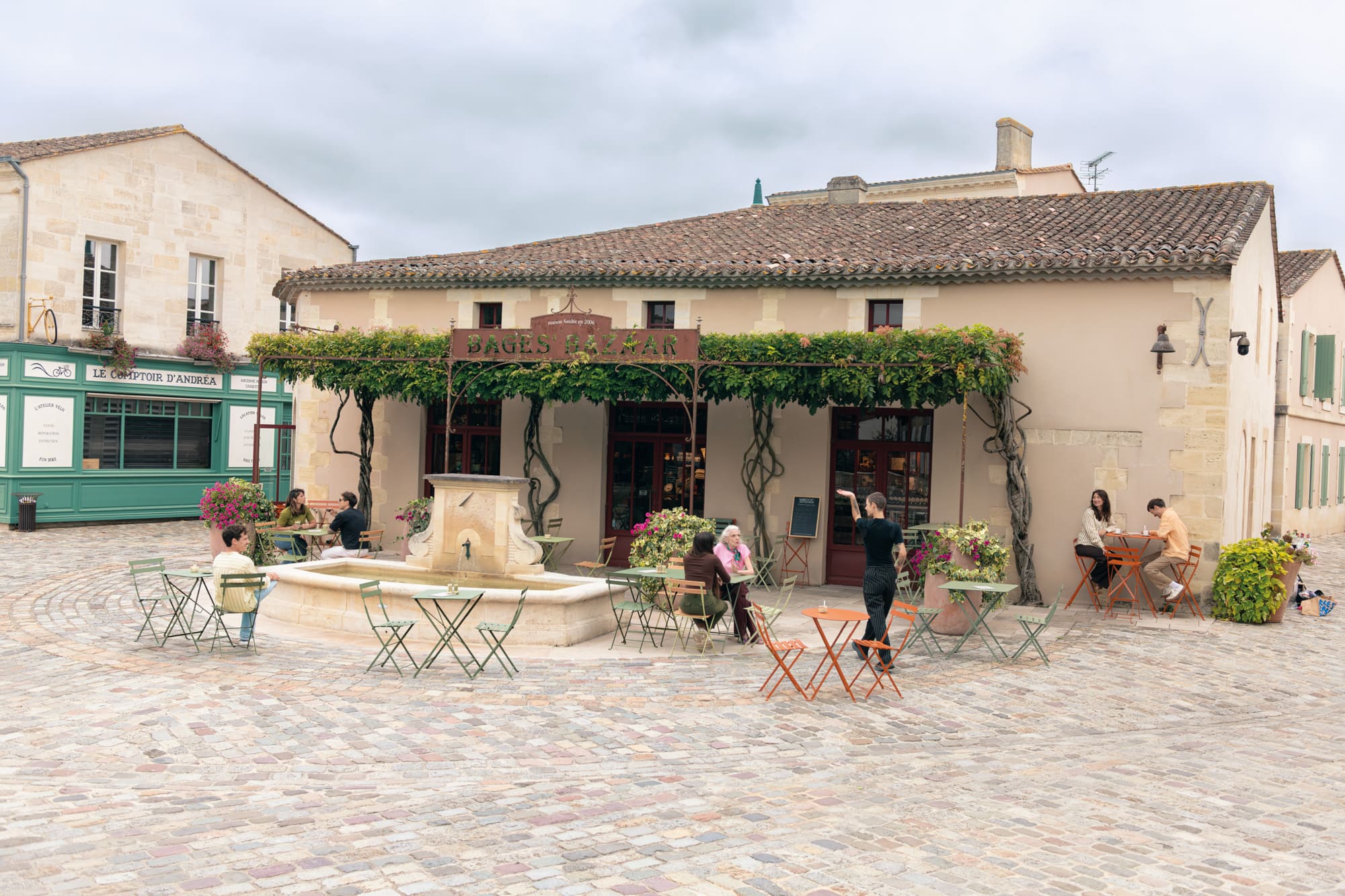 La colección BISTRO de FERMOB se reinventa: nuevos colores para dar vida a tu terraza o jardín