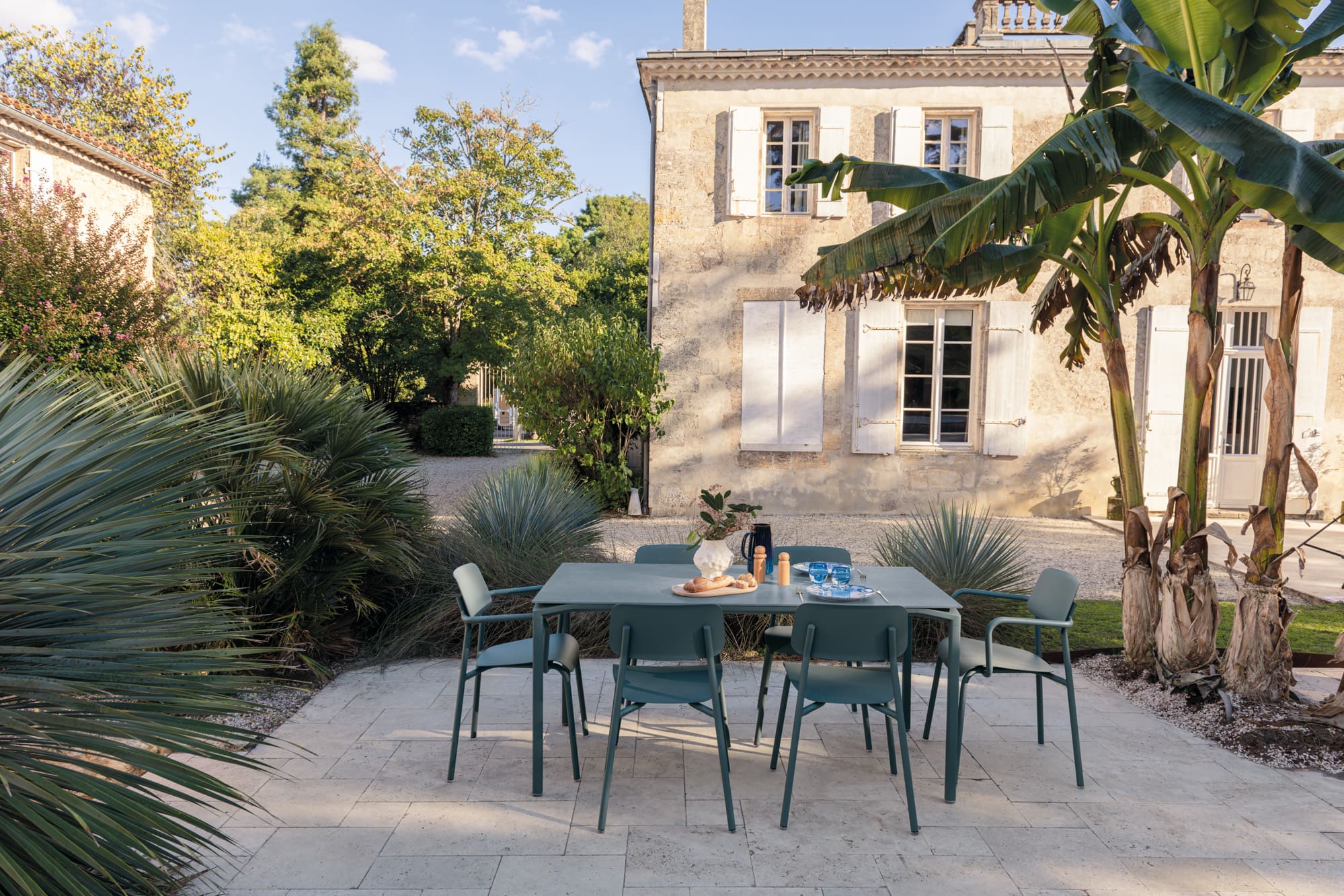 La nueva mesa CALVI MINERAL de FERMOB: diseño que enamora a primera vista