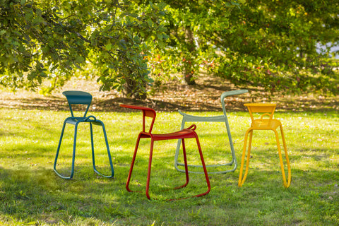 Asiento mecedora ADADESK con mesa de apoyo de la marca fermob. comprar fermob online. Rincon del mueble online. RDM madrid.