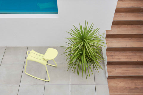 Asiento mecedora ADADESK con mesa de apoyo de la marca fermob. comprar fermob online. Rincon del mueble online. RDM madrid.