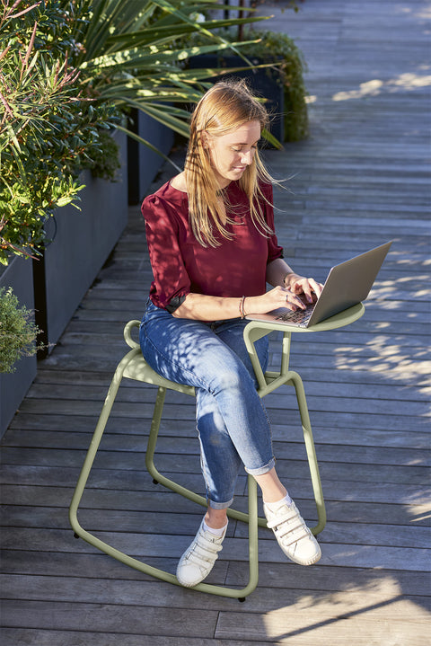 Asiento mecedora ADADESK con mesa de apoyo de la marca fermob. comprar fermob online. Rincon del mueble online. RDM madrid.