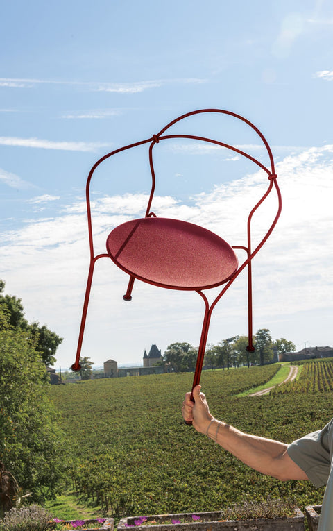 Silla con reposabrazos AIRLOOP de la marca francesa Fermob. Comprar Fermob online. Rincón del Mueble