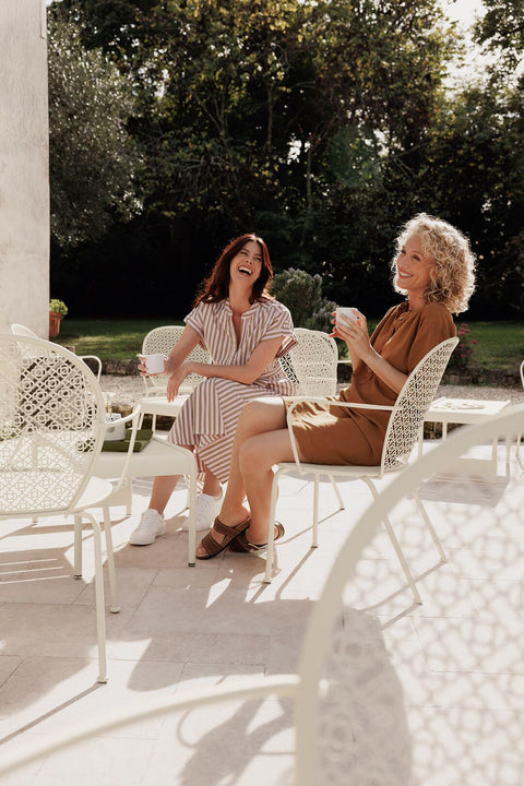 Sillón bajo con reposabrazos LORETTE