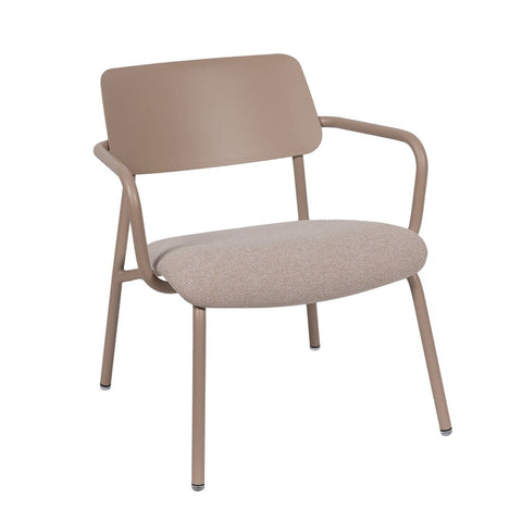 Sillon bajo de tela STUDIE de la marca fermob. comprar online en rincon del mueble.  RDM madrid