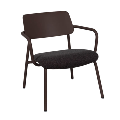 Sillon bajo de tela STUDIE de la marca fermob. comprar online en rincon del mueble.  RDM madrid