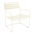 Conjunto de sillón bajo con reposabrazos y reposapiés SURPRISING de la marca francesa Fermob. Comprar Fermob online. Rincón del Mueble