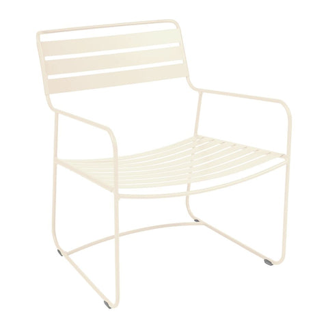 Conjunto de sillón bajo con reposabrazos y reposapiés SURPRISING de la marca francesa Fermob. Comprar Fermob online. Rincón del Mueble