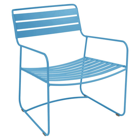 Conjunto de sillón bajo con reposabrazos y reposapiés SURPRISING de la marca francesa Fermob. Comprar Fermob online. Rincón del Mueble
