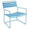 Conjunto de sillón bajo con reposabrazos y reposapiés SURPRISING de la marca francesa Fermob. Comprar Fermob online. Rincón del Mueble