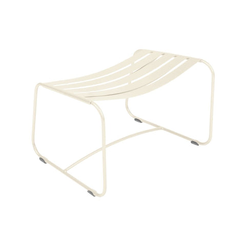 Conjunto de sillón bajo con reposabrazos y reposapiés SURPRISING de la marca francesa Fermob. Comprar Fermob online. Rincón del Mueble