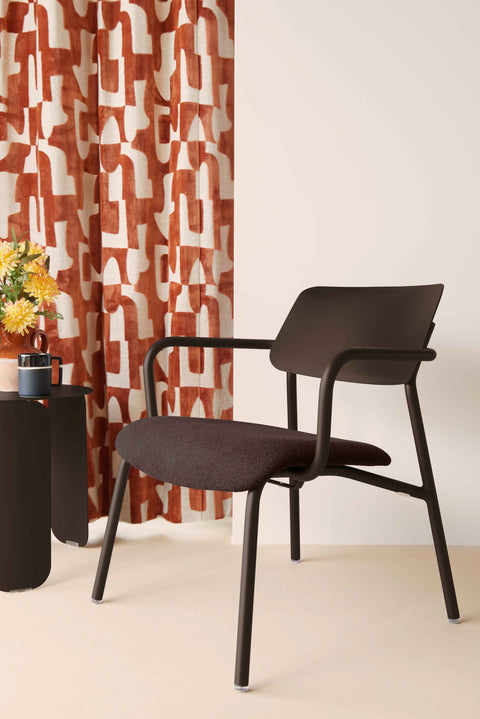 Sillon bajo de tela STUDIE de la marca fermob. comprar online en rincon del mueble.  RDM madrid