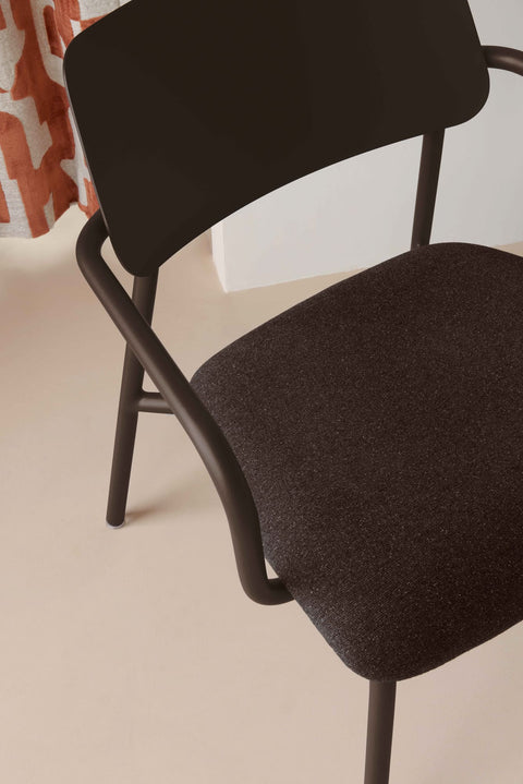 Sillon bajo de tela STUDIE de la marca fermob. comprar online en rincon del mueble.  RDM madrid