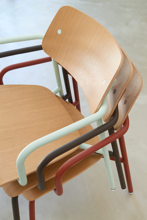 Silla de roble con reposabrazos STUDIE