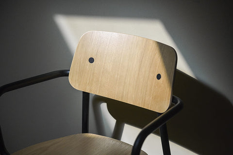 Silla de roble con reposabrazos STUDIE Fermob Rincón del Mueble