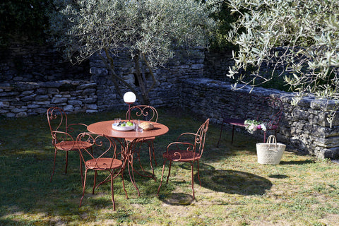 Mesa Ø 117 cm 1900 de la marca francesa Fermob. Comprar Fermob online. Rincón del Mueble