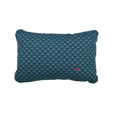 Cojín de exterior ENVIE D'AILLEURS de 44 x 30 cm de la marca francesa Fermob. Rincón del Mueble