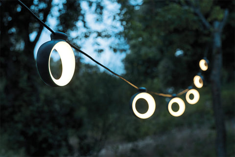 Guirnalda de luces exteriores HOOP de la marca Fermob. Comprar Fermob online