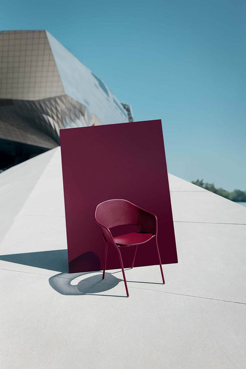 Silla con reposabrazos KATE de la marca FERMOB en Rincón del Mueble RDM Madrid España