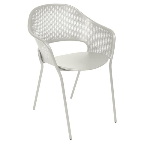 Silla con reposabrazos KATE de la marca FERMOB en Rincón del Mueble RDM Madrid España