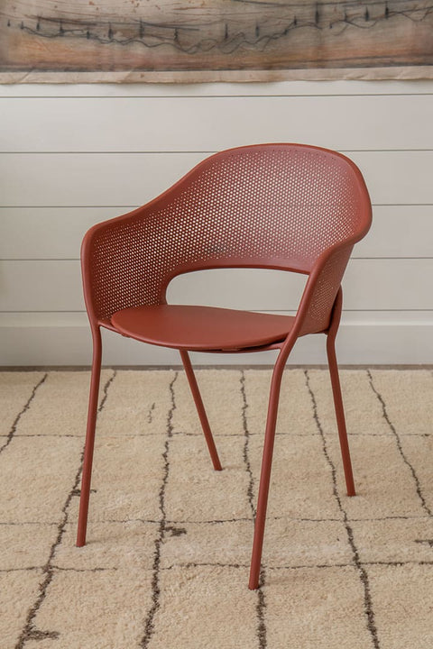 Silla con reposabrazos KATE de la marca FERMOB en Rincón del Mueble RDM Madrid España