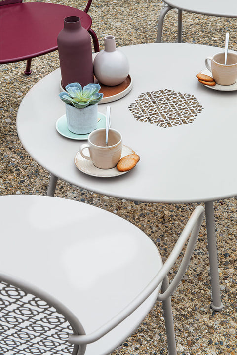 Silla con reposabrazos LORETTE. Comprar muebles Fermob en Rincón del Mueble RDM Madrid España. Mobiliario interior y exterior, jardín o terraza