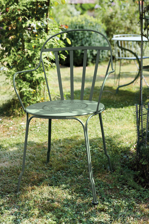 Silla con reposabrazos LOUVER de la marca francesa FERMOB en Rincón del Mueble RDM Madrid España