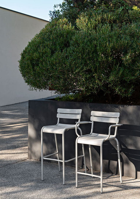 Silla alta con reposabrazos de bar LUXEMBOURG, comprar mobiliario online de la marca FERMOB en Rincón del Mueble RDM Madrid España