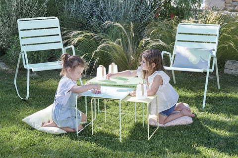 Trio mesas baja nido oulala de la marca francesa fermob en rincón del mueble RDM Madrid España