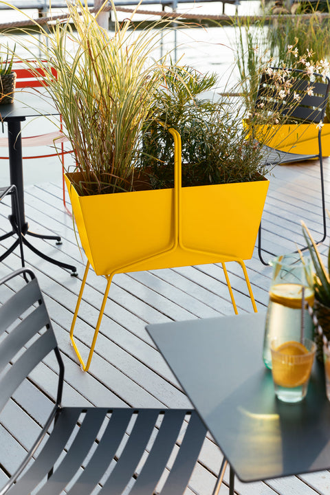 Jardinera alta BASKET de la marca francesa Fermob. Comprar Fermob online. Rincón del Mueble