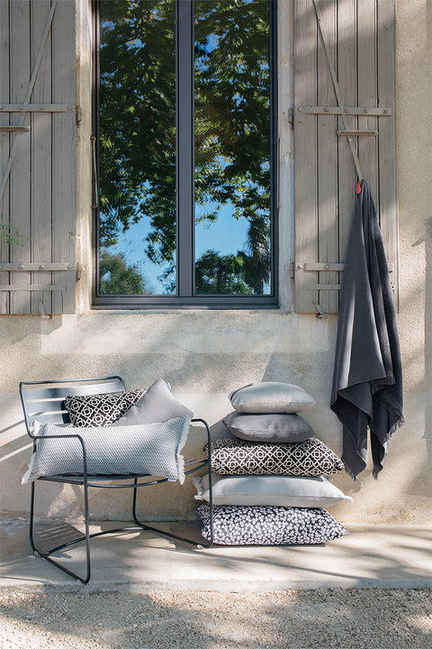 Cojín de exterior LORETTE de 68 x 44 cm de la marca Fermob. Comprar Fermob online. Rincón del Mueble
