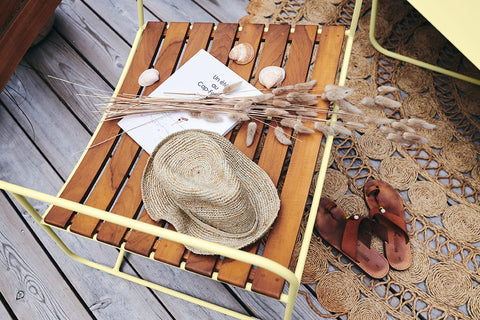 Sillón bajo con reposabrazos de teca SURPRISING de la marca francesa Fermob. Comprar Fermob online. Rincón del Mueble