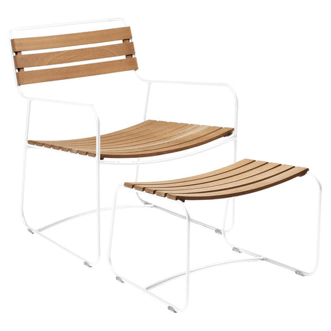Conjunto de sillón bajo con reposabrazos y reposapiés de teca SURPRISING de la marca francesa Fermob. Comprar Fermob online. Rincón del Mueble