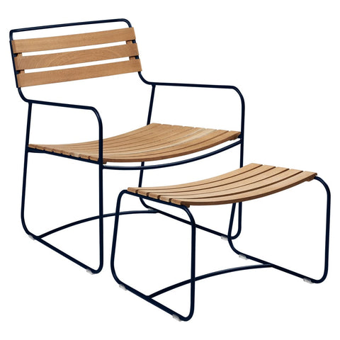 Conjunto de sillón bajo con reposabrazos y reposapiés de teca SURPRISING de la marca francesa Fermob. Comprar Fermob online. Rincón del Mueble