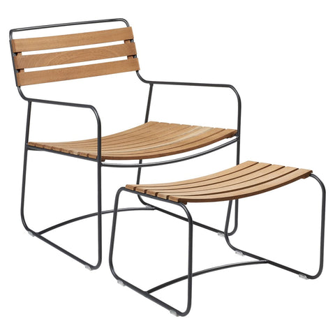 Conjunto de sillón bajo con reposabrazos y reposapiés de teca SURPRISING de la marca francesa Fermob. Comprar Fermob online. Rincón del Mueble