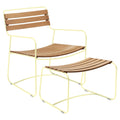 Conjunto de sillón bajo con reposabrazos y reposapiés de teca SURPRISING de la marca francesa Fermob. Comprar Fermob online. Rincón del Mueble