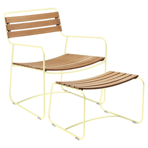 Conjunto de sillón bajo con reposabrazos y reposapiés de teca SURPRISING de la marca francesa Fermob. Comprar Fermob online. Rincón del Mueble