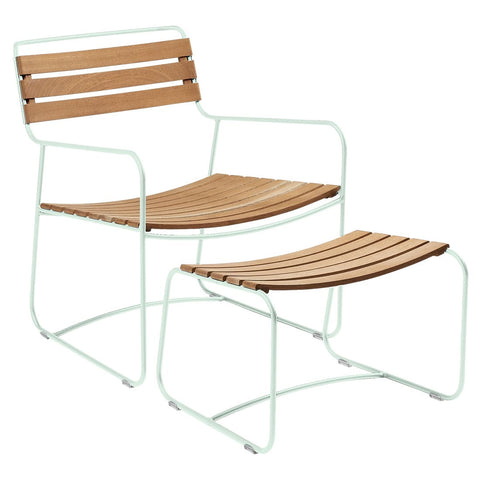 Conjunto de sillón bajo con reposabrazos y reposapiés de teca SURPRISING de la marca francesa Fermob. Comprar Fermob online. Rincón del Mueble