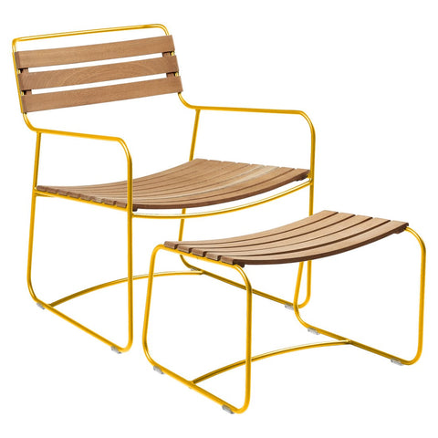 Conjunto de sillón bajo con reposabrazos y reposapiés de teca SURPRISING de la marca francesa Fermob. Comprar Fermob online. Rincón del Mueble