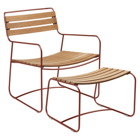 Conjunto de sillón bajo con reposabrazos y reposapiés de teca SURPRISING de la marca francesa Fermob. Comprar Fermob online. Rincón del Mueble