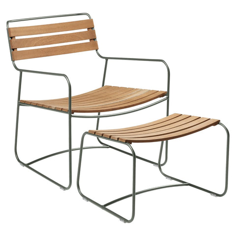 Conjunto de sillón bajo con reposabrazos y reposapiés de teca SURPRISING de la marca francesa Fermob. Comprar Fermob online. Rincón del Mueble