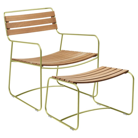 Conjunto de sillón bajo con reposabrazos y reposapiés de teca SURPRISING de la marca francesa Fermob. Comprar Fermob online. Rincón del Mueble