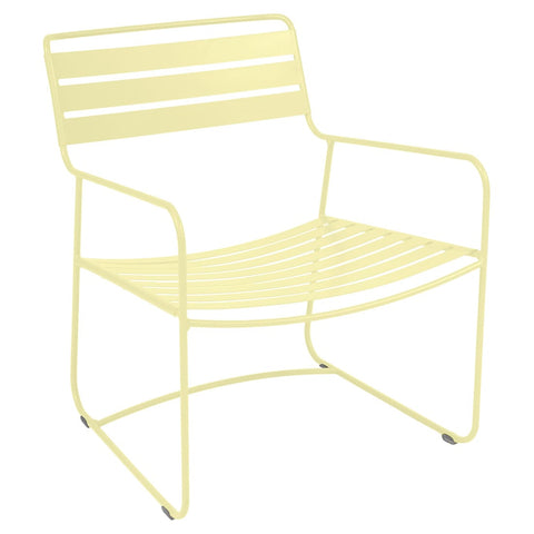 Sillón bajo con reposabrazos SURPRISING de la marca francesa Fermob. Comprar Fermob online. Rincón del Mueble