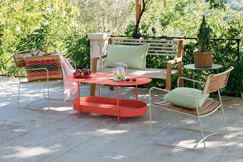 Sillón bajo con reposabrazos de teca SURPRISING de la marca francesa Fermob. Comprar Fermob online. Rincón del Mueble