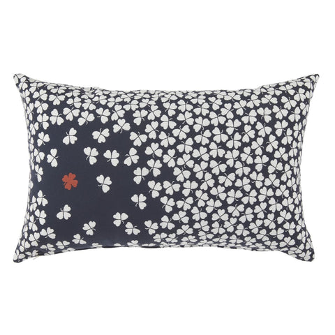 Cojín de exterior TRÈFLE de 68 x 44 cm de la marca Fermob. Comprar Fermob online. Rincón del Mueble