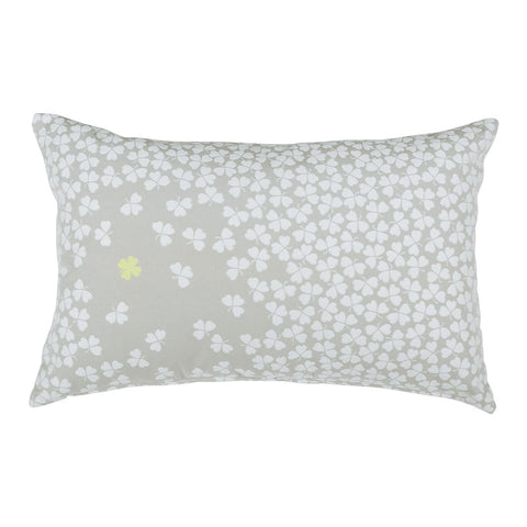 Cojín de exterior TRÈFLE de 68 x 44 cm de la marca Fermob. Comprar Fermob online. Rincón del Mueble