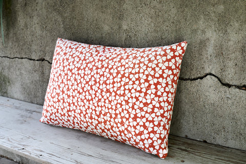 Cojín de exterior TRÈFLE de 68 x 44 cm de la marca Fermob. Comprar Fermob online. Rincón del Mueble