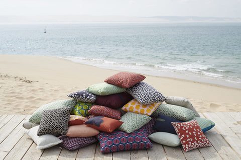 Cojín de exterior ENVIE D'AILLEURS, melones de 68 x 44 cm de la marca Fermob. Comprar Fermob online. Rincón del Mueble
